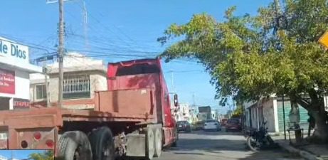 Numerosos tráileres fueron desviados del viaducto elevado de Progreso a las calles del puerto, de donde se pretende sacarlos