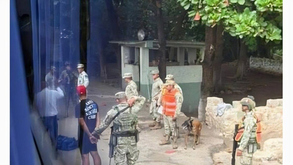 Fumaban crystal en un autobús que viajaba a Quintana Roo procedente de Yucatán: fueron detenidos con 21 kilos de metanfetaminas