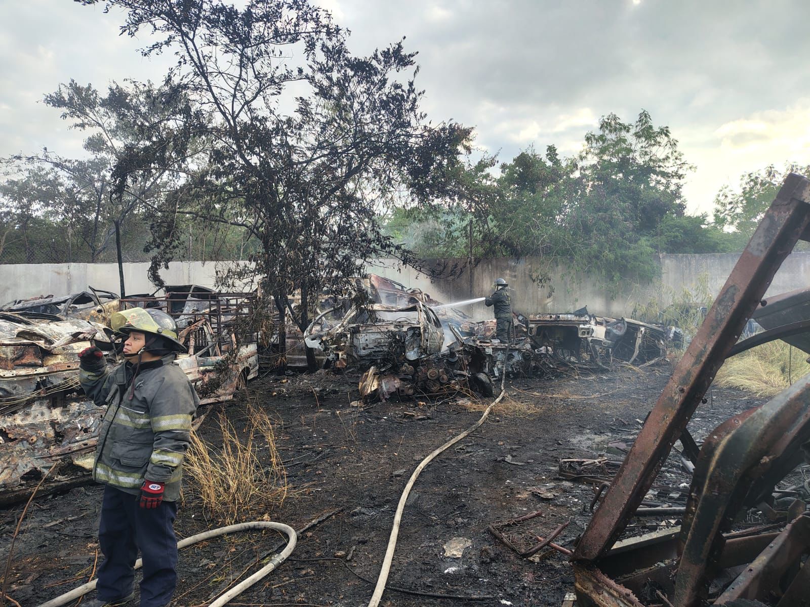 Se incendió vegetación y numerosos autos viejos en un terreno en la carretera Mérida-Cancún / La SSP atendió el siniestro