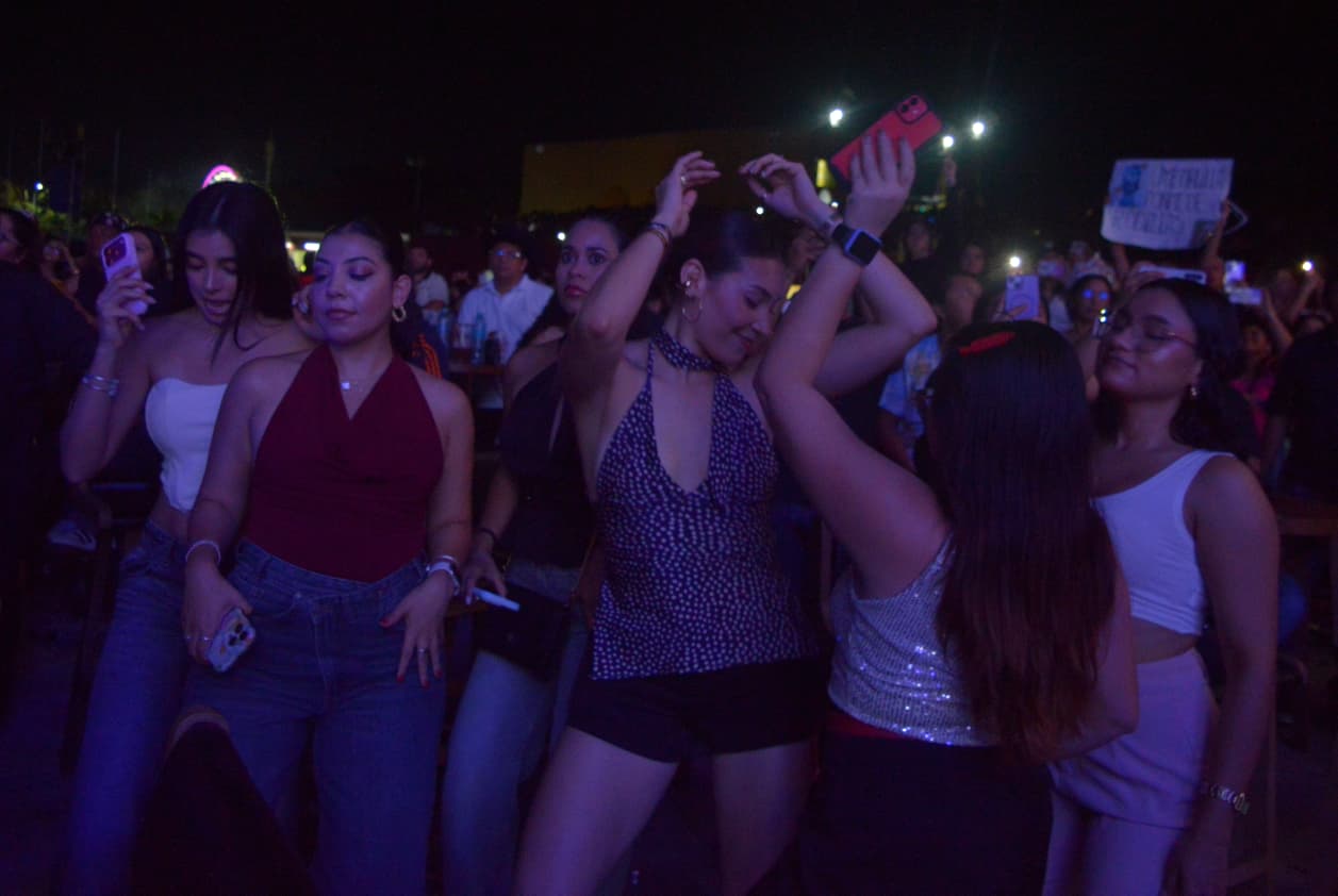 El Malilla se adueña de la noche en la Feria Xmatkuil 2025 en una presentación explosiva y con lleno