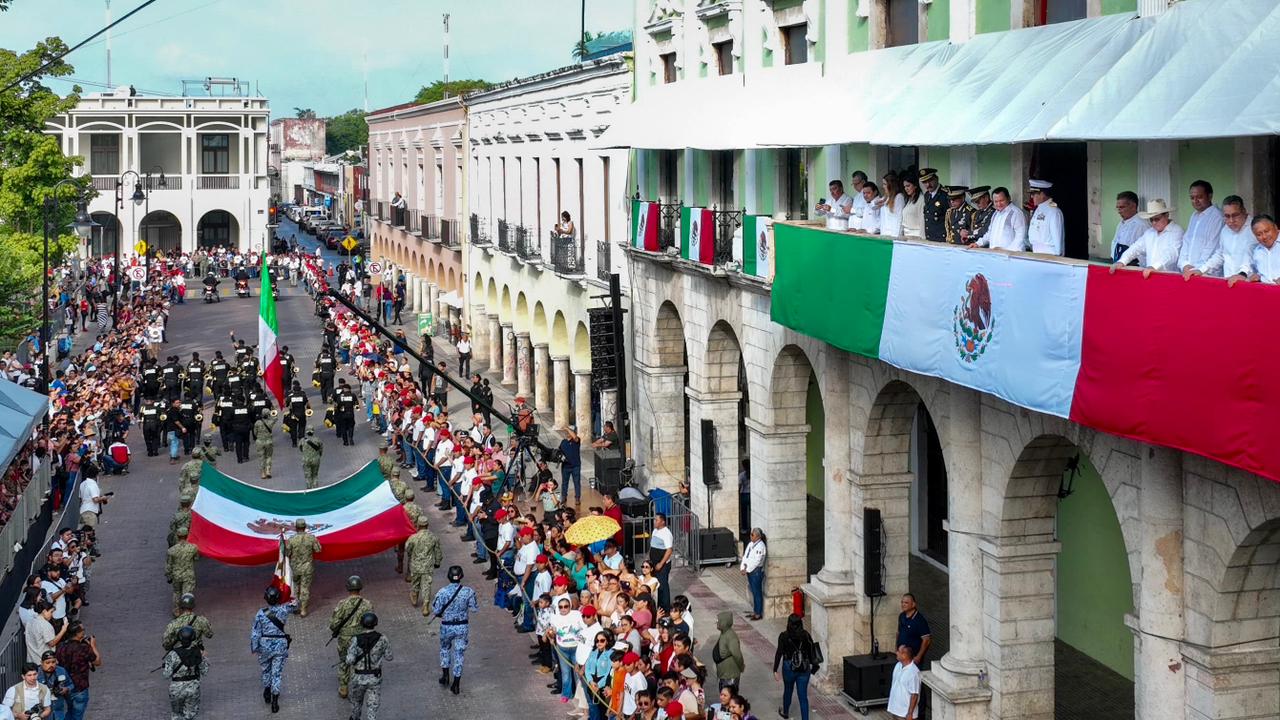 Gobernador Joaquín Díaz Mena encabezó homenaje cívico y desfile del 115 aniversario de la Revolución Mexicana junto con las familias yucatecas