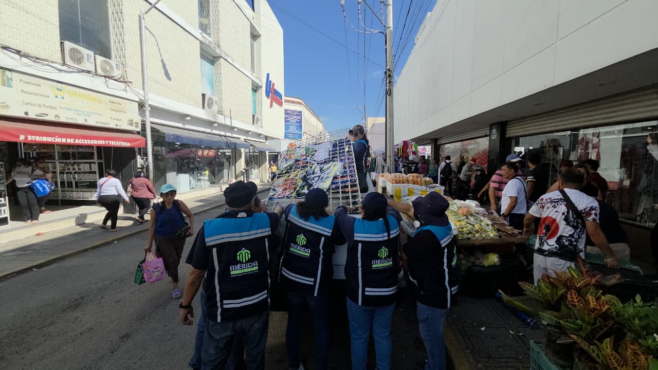 Ayuntamiento de Mérida, llevó a cabo un “operativo de alto impacto para reordenar y retirar puestos semifijos irregulares en el primer cuadro de la capital yucateca”