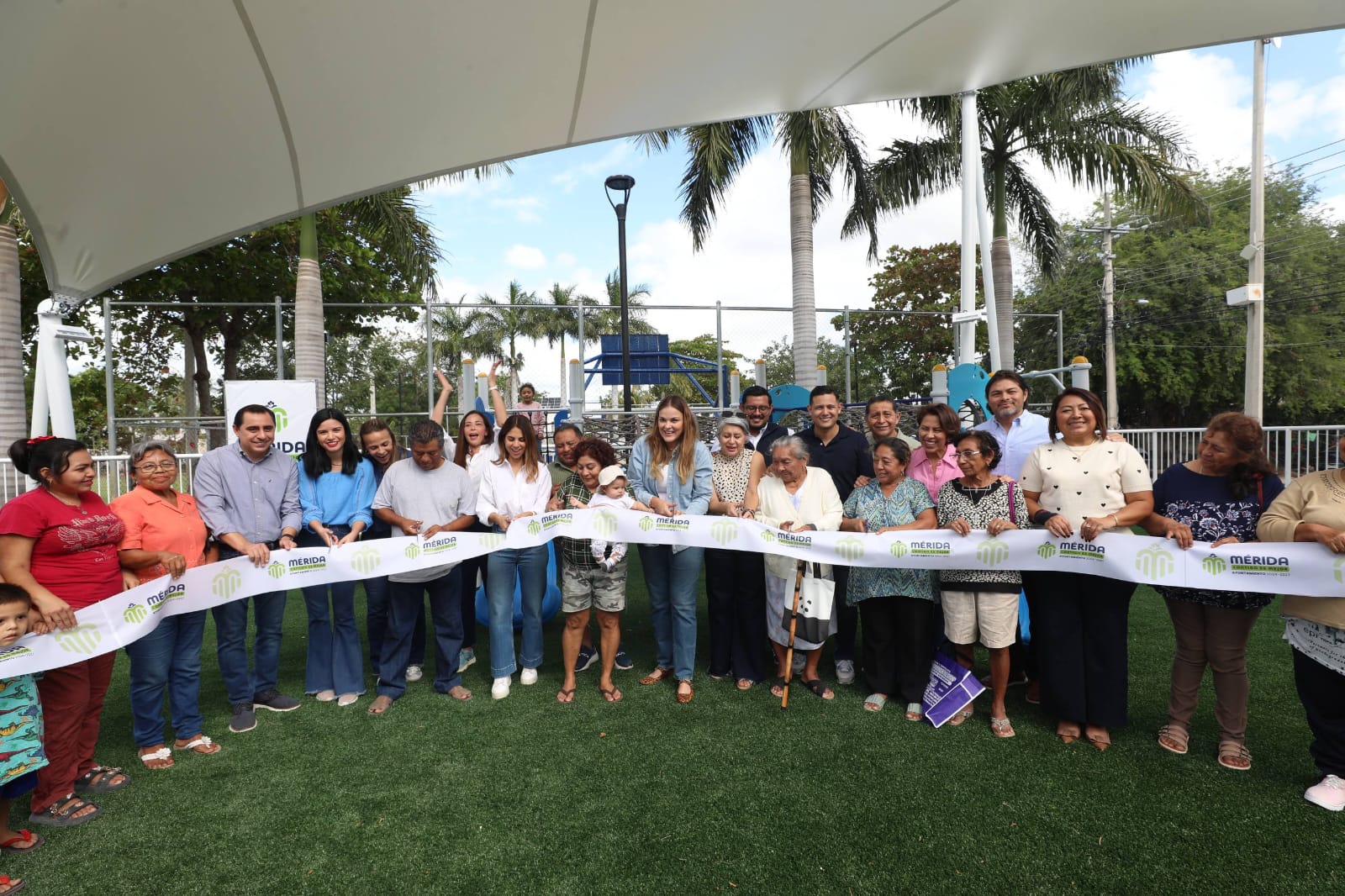 La presidenta municipal de Mérida, Cecilia Patrón Laviada, entregó los trabajos de rehabilitación de diversas áreas infantiles y parques en distintos puntos de la ciudad