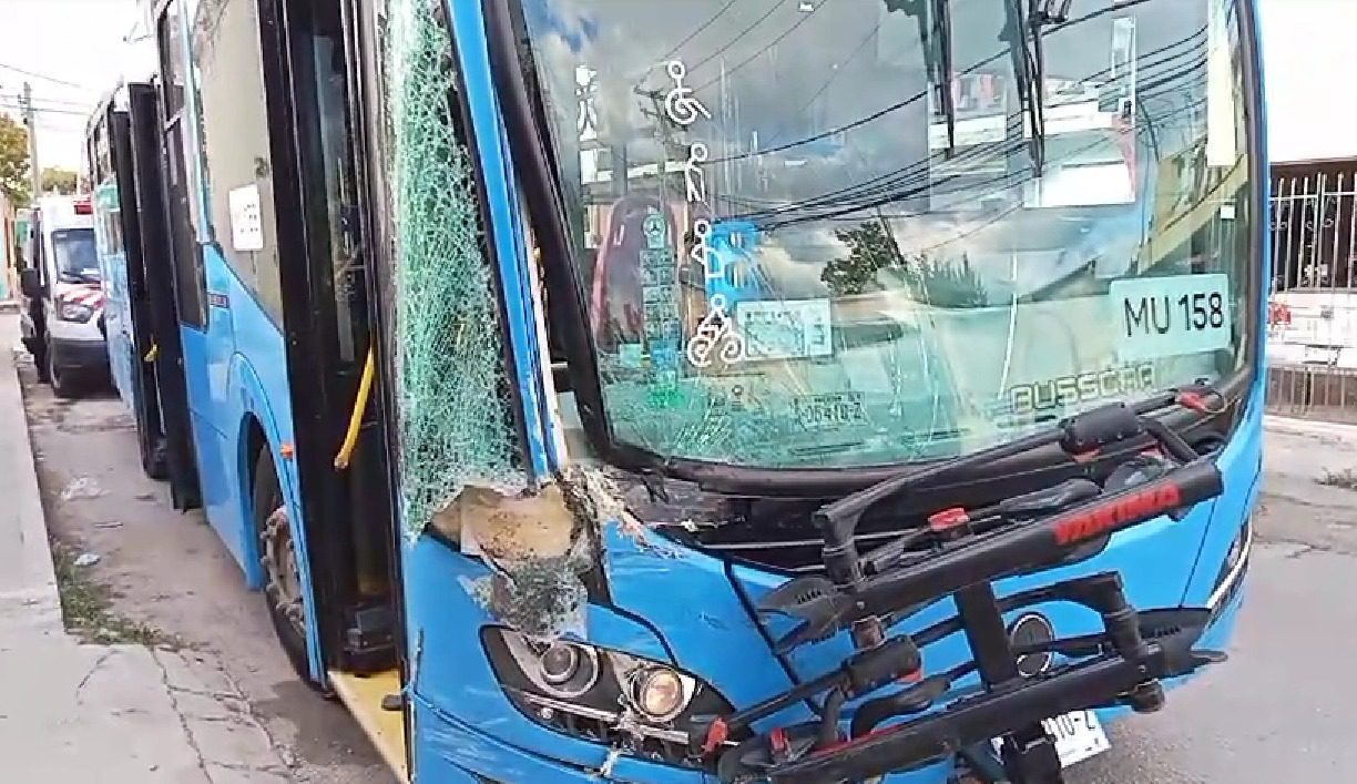 El Ayuntamiento de Mérida informó que esta tarde un vehículo oficial estuvo involucrado en un choque con un autobús del sistema Va y Ven