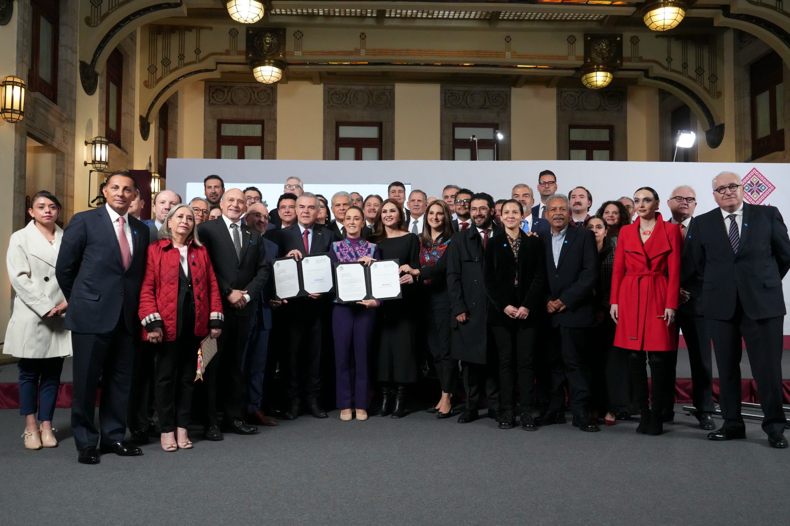 Reducirán jornada laboral a 40 horas a partir del 2027 / Se reducirán dos horas por año / La presión sobre las empresas crece: quieren ampliar días festivos de 9 a 15
