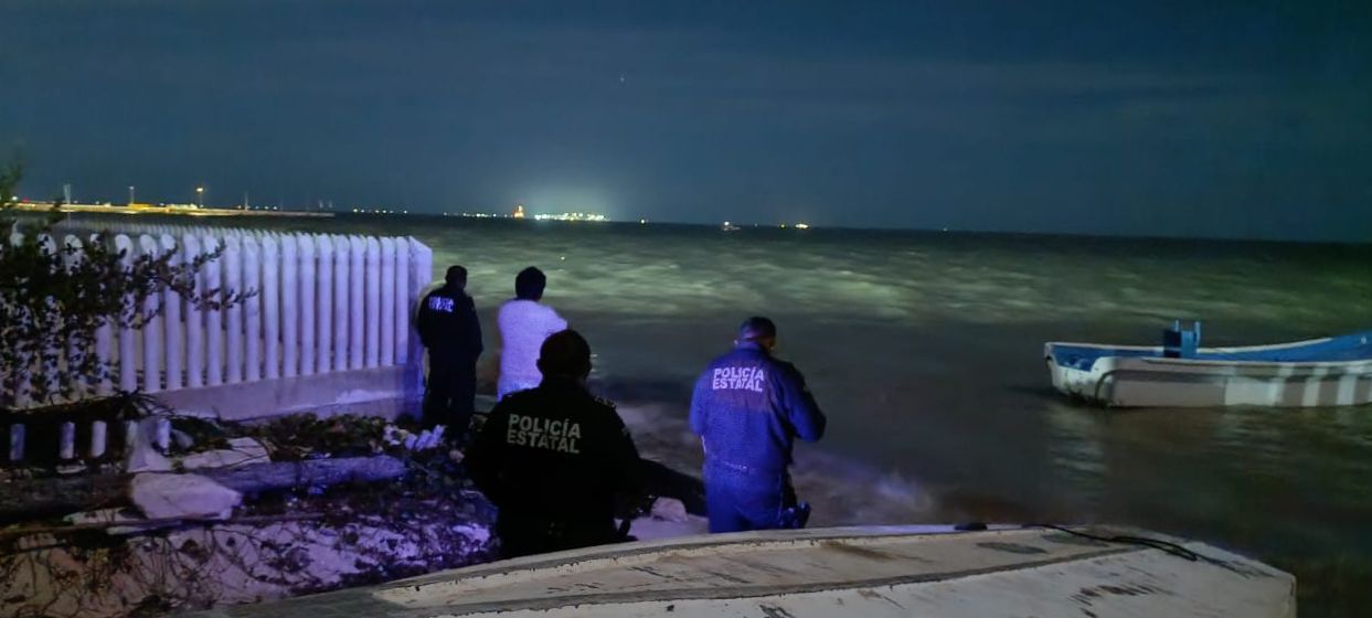 Rescatan a cuatro pescadores cuya embarcación quedó descompuesta frente a las costas de Chicxulub Puerto