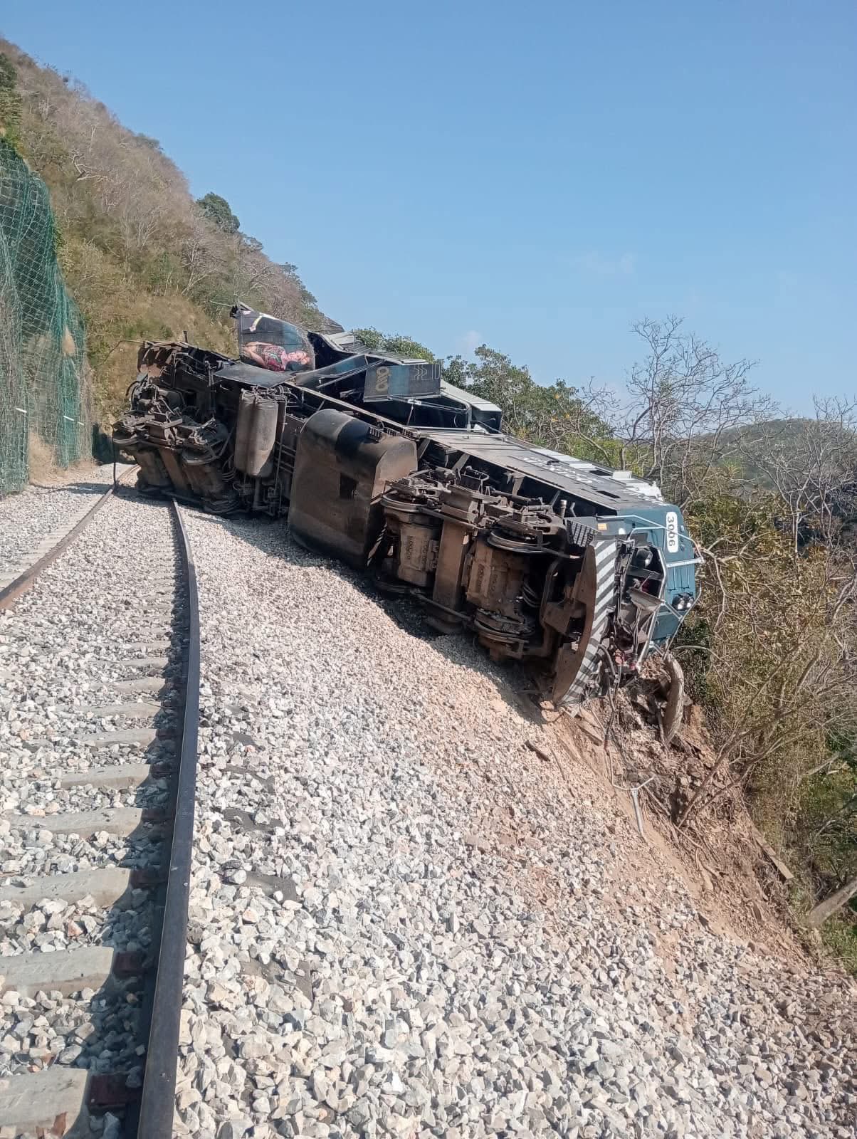 Descarrilamiento de la máquina principal del Tren Interoceánico en Oaxaca deja al menos 20 heridos / A bordo viajaban 241 pasajeros y 9 tripulantes