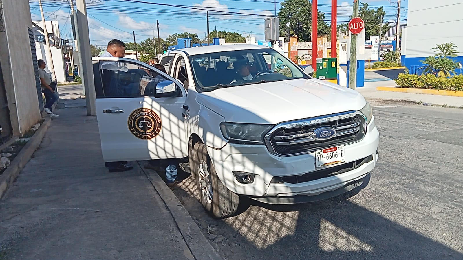 Una camioneta de la Policía Estatal de Investigación chocó en la colonia Mercedes Barrera al dar una vuelta prohibida