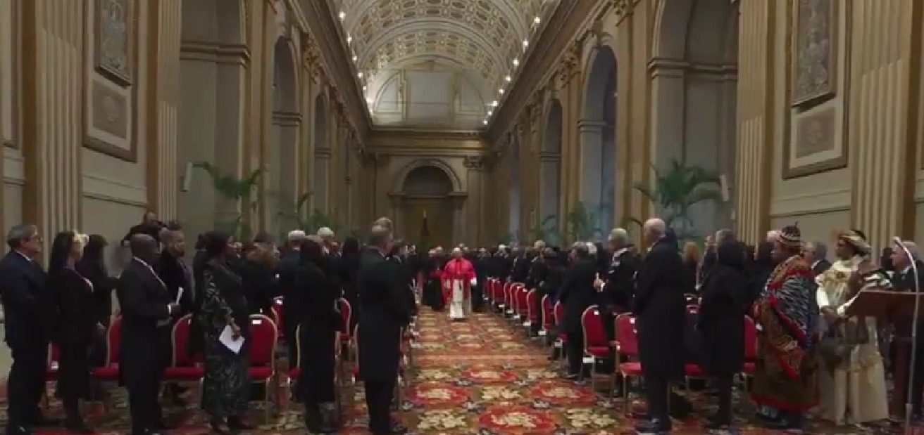 Mensaje a Trump / El Papa advierte de la tendencia de algunos a buscar reafirmar mediante las armas, su dominio / Profunda preocupación por lo que sucede en el Caribe y el Pacífico americano