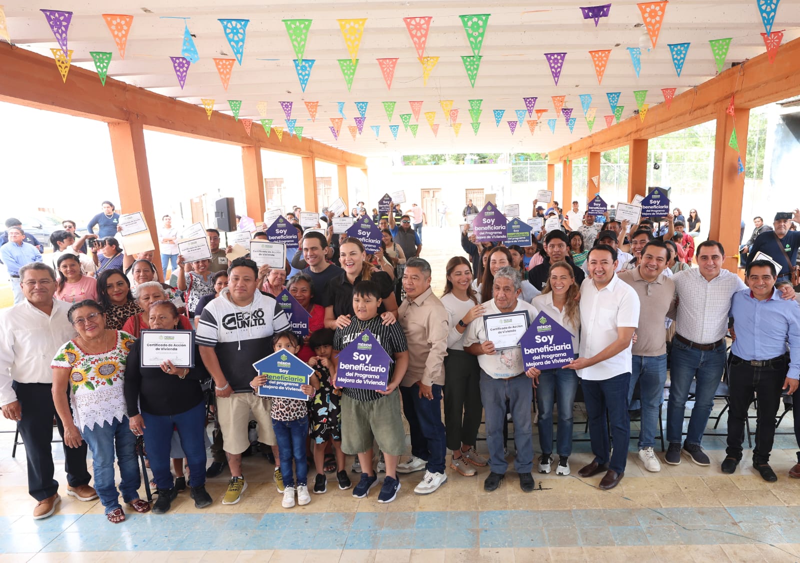 La presidenta municipal de Mérida, Cecilia Patrón Laviada, llevó a cabo la primera entrega de Certificados de Apoyos de Mejora de Vivienda