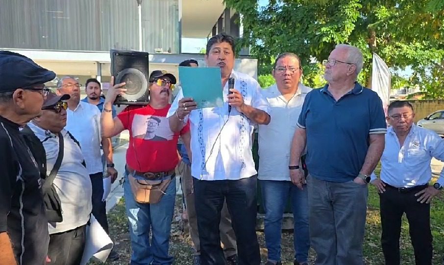 Está cara la gasolina, dicen taxistas que exigieron ser recibidos en la Agencia de Transporte de Yucatán / Piden reducción de costos de trámites y centros de trabajo