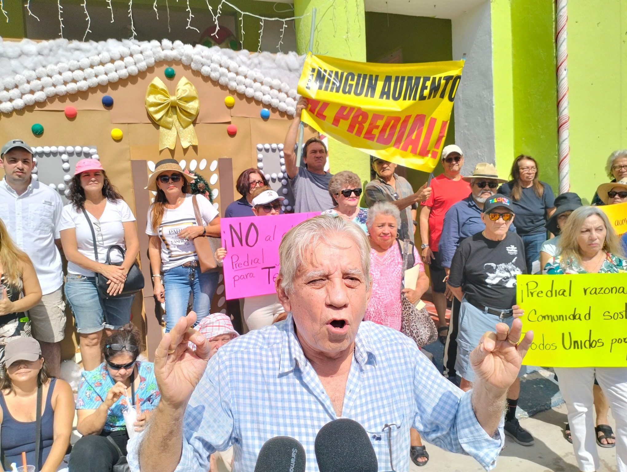 Vecinos y propietarios de predios inconformes con los aumentos del predial en Telchac Puerto se manifestaron durante el fin de semana