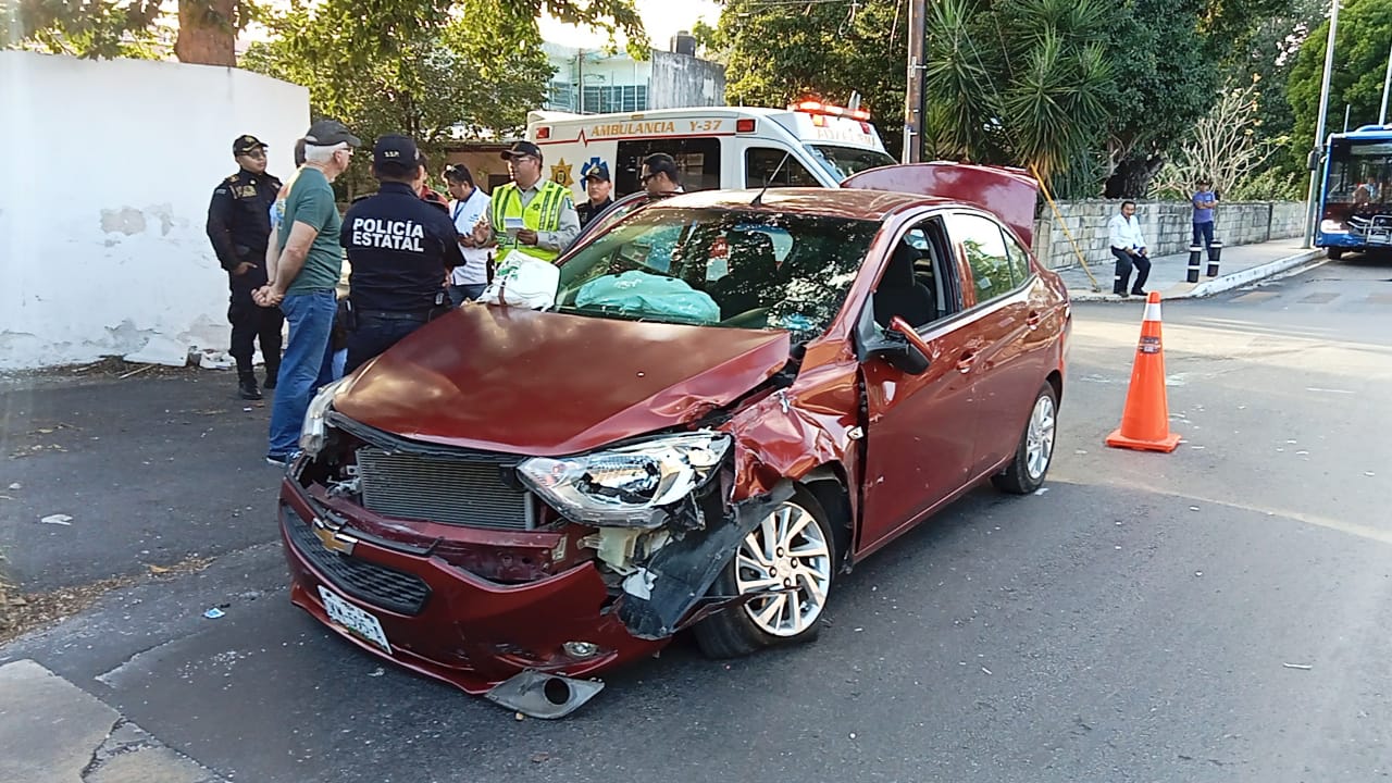 Una mujer de nacionalidad estadounidense se pasó un alto / Choca con un autobús del Va y Ven pero no traía seguro