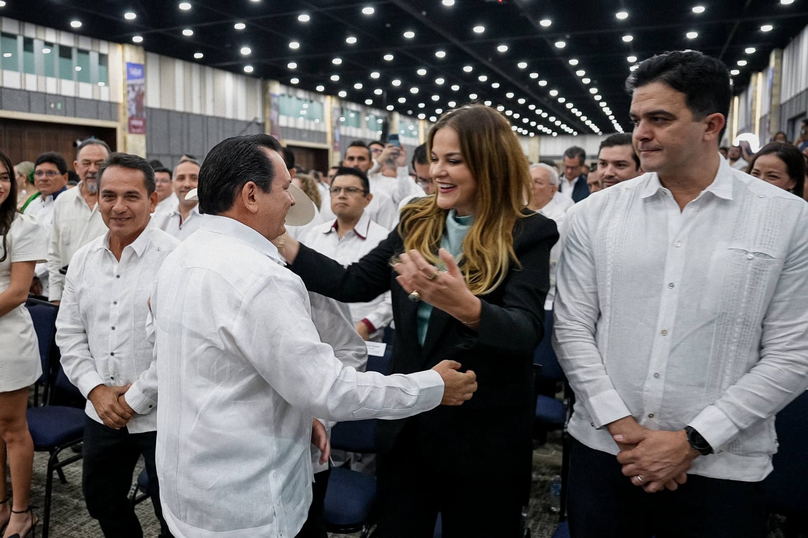 Presente en el informe del gobernador Huacho Díaz Mena / La alcaldesa Cecilia Patrón lo saludó: reitera disposición a seguir trabajando en equipo