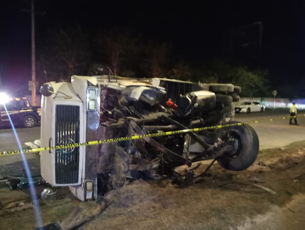 Volcó camión con comida para cerdos en la madrugada en el periférico sur de Mérida / Hubo rapiña