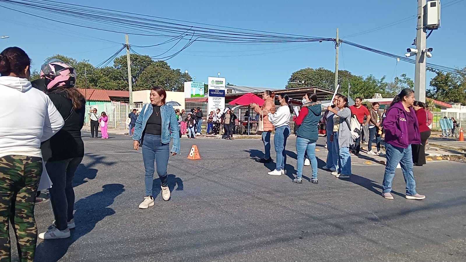 Padres de familia cerraron la avenida 86 de la colonia San Antonio Xluch Tres al tráfico para protestar por apagones en escuela primaria