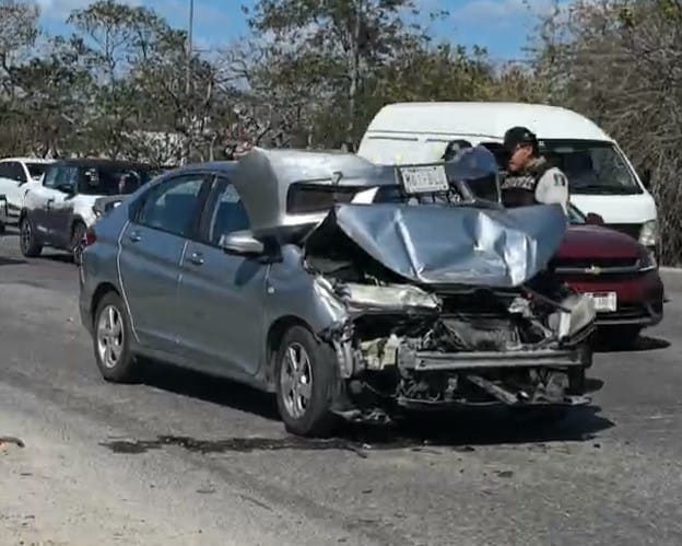 Se distrae y choca su auto contra otro en una larga fila de vehículos en el paso a desnivel a la altura de Chichí Suárez