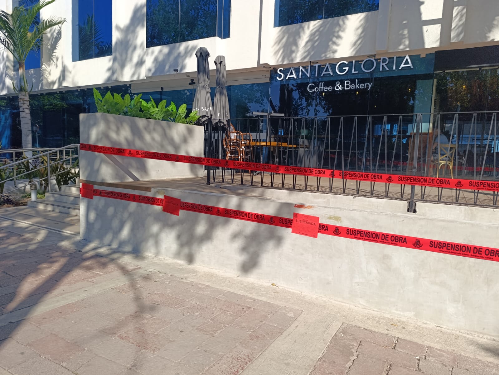 Operativo de alto en la zona de Paseo Montejo:  sellos de clausura a la cafetería Santa Gloria la ubicada en las puertas del Hotel Español sobre el área verde / Se retiraron siete establecimientos que ocupaban la vía pública con mobiliario