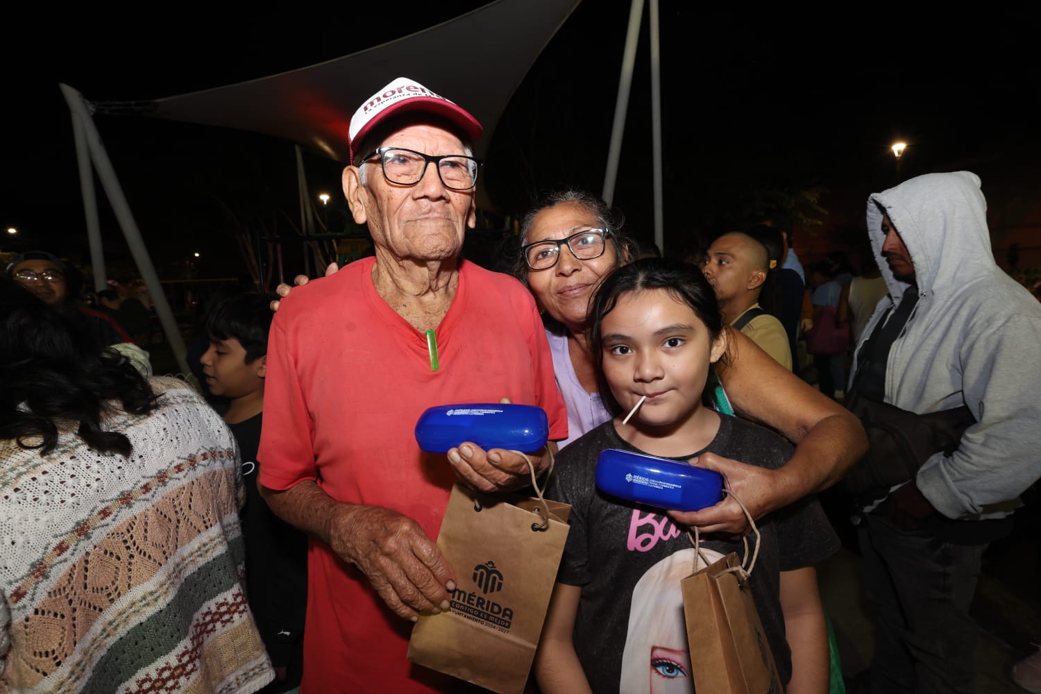 Presidenta municipal Cecilia Patrón Laviada encabezó la entrega de lentes del programa “Ver Mejor” a 513 vecinas y vecinos de la colonia El Roble Agrícola