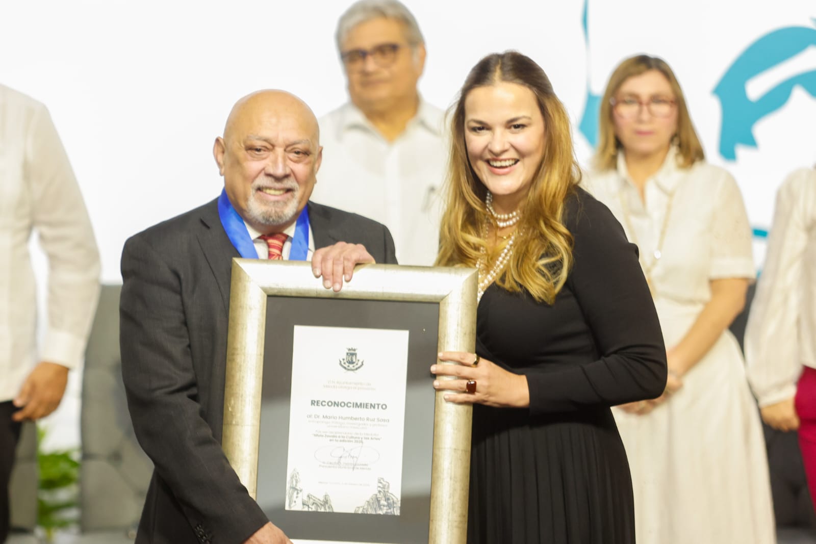 Doctor Mario Humberto Ruz Sosa recibió la “Medalla Silvio Zavala a la Cultura y las Artes 2026” de manos de la presidenta municipal de Mérida, Cecilia Patrón Laviada
