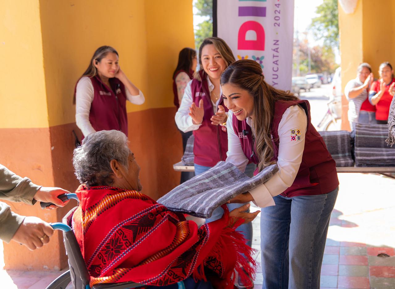 Se han entregado más de 3,500 cobertores a las familias más necesitadas, de la mano de la titular del DIF Yucatán