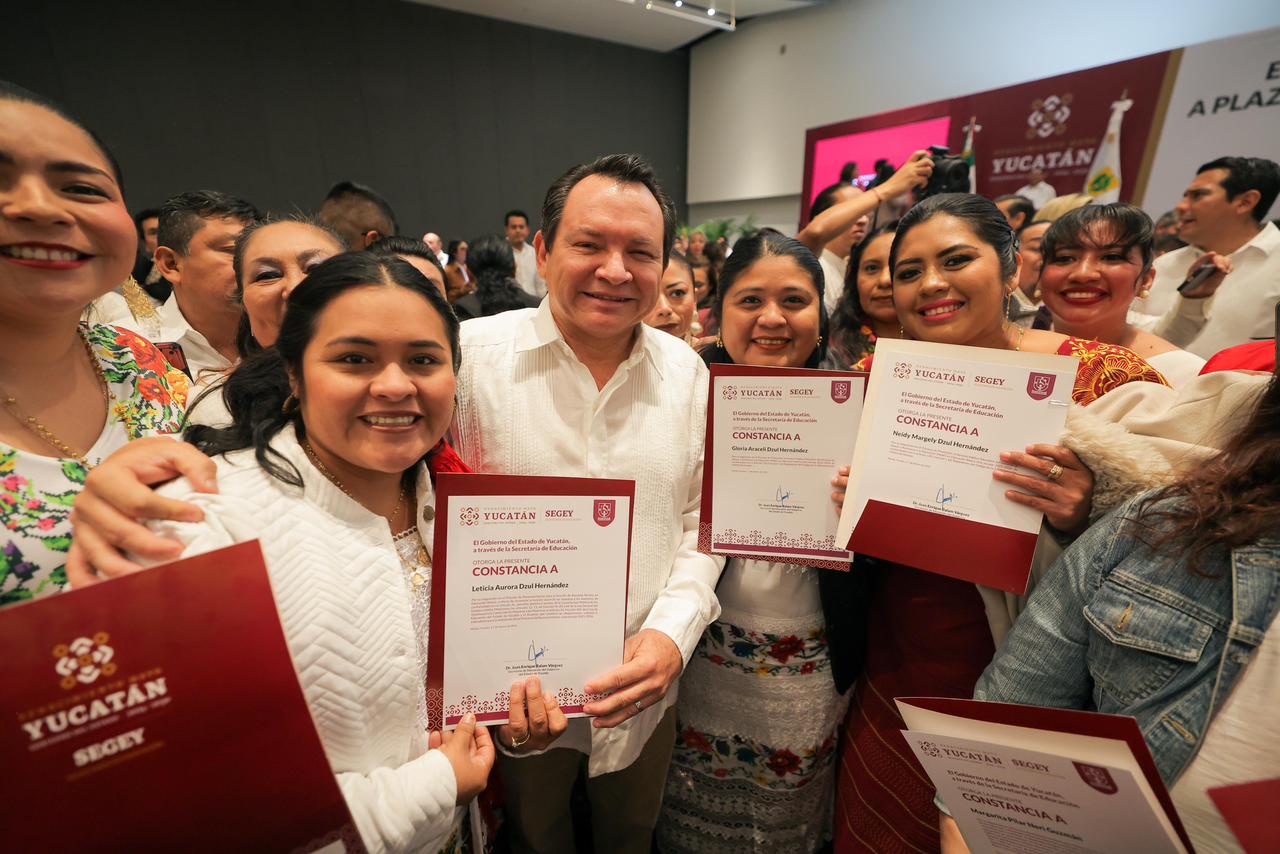 El gobernador Joaquín Díaz Mena encabezó la entrega de 582 plazas a maestras y maestros de educación básica