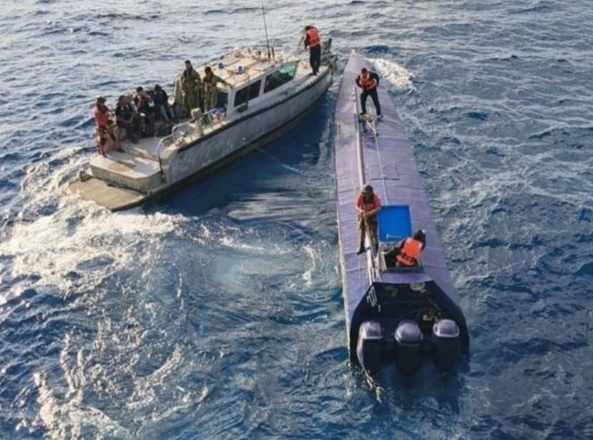 Intercepta narco semisumergible que transportaba 179 bultos con aproximadamente 4 toneladas de cocaína y detuvieron a 3 personas