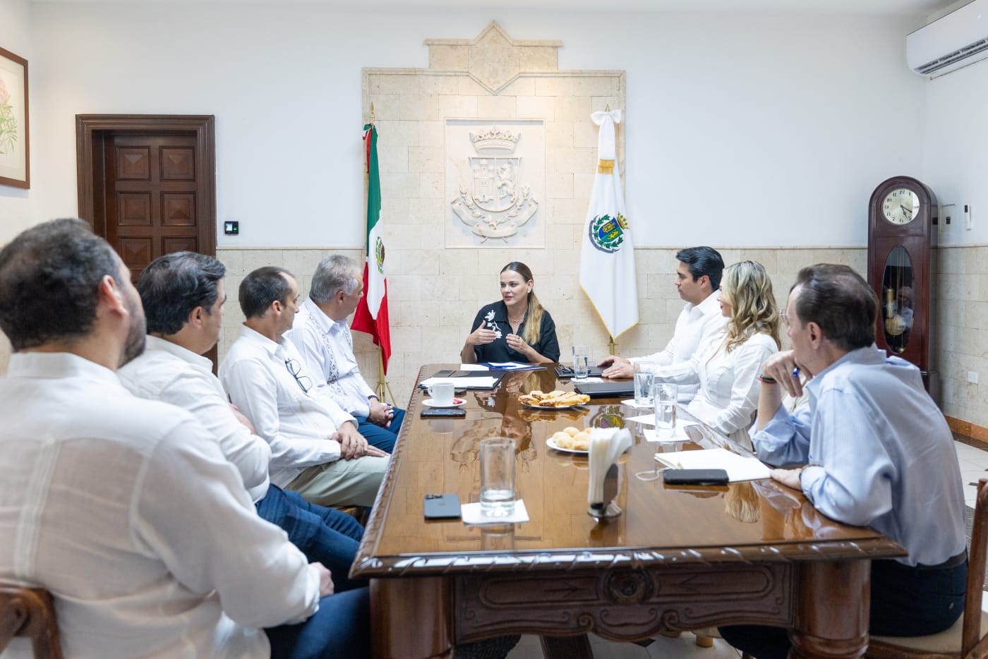 La presidenta municipal Cecilia Patrón Laviada recibió la visita del presidente nacional de la Cámara Nacional de la Industria Restaurantera y Alimentos Condimentados