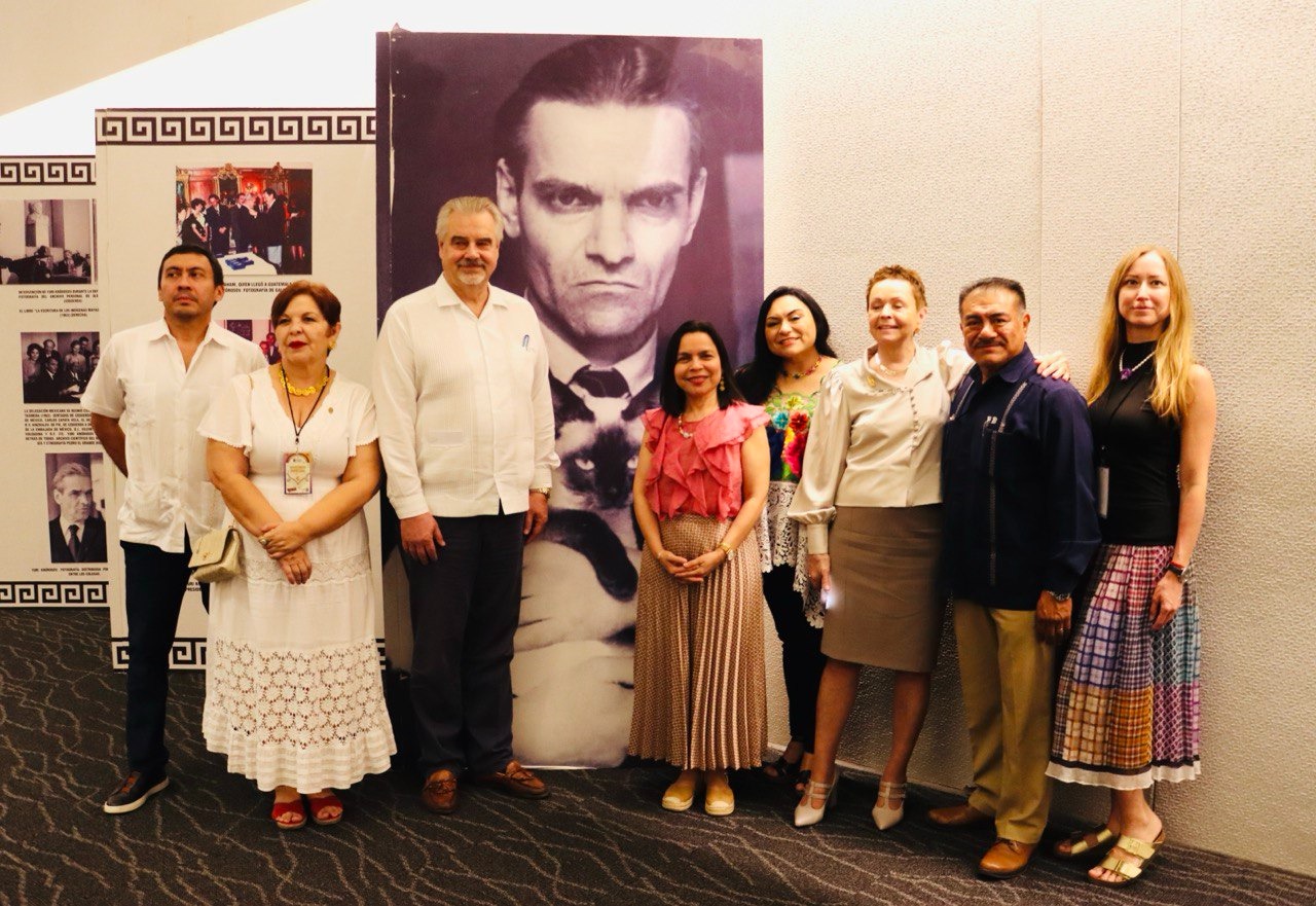 Inauguraron la exposición Yuri Knórosov en la Filey, junto con el embajador de Rusia en México, Nikolay Sofinskiy