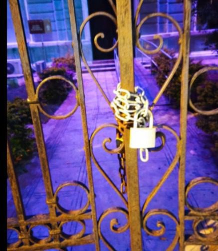 Ponen candados a oficinas / Trabajadores de Salud del gobierno estatal del área de vectores iniciaron una protesta durante la madrugada de este martes