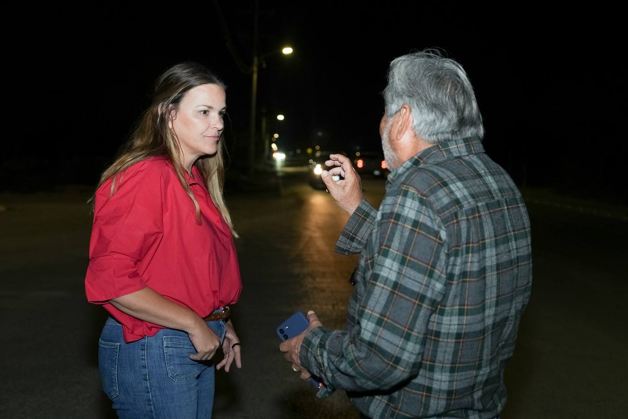 La presidenta municipal Cecilia Patrón Laviada supervisó la instalación de nuevas luminarias en la vía que une a las comisarías de Cholul ySitpach