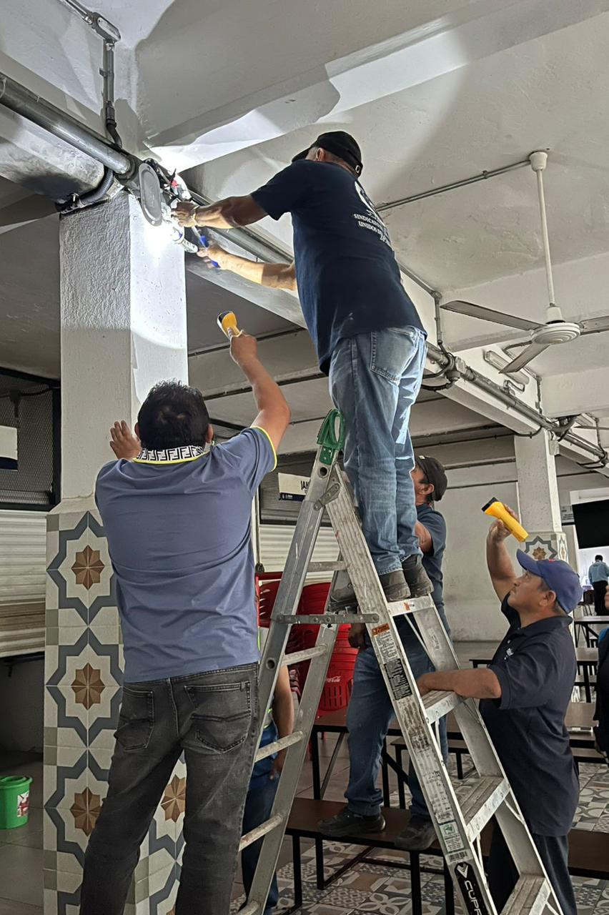 Atienden con rapidez cortocircuito en el mercado Lucas de Gálvez / Ayuntamiento de Mérida repuso instalación eléctrica en 6 locales