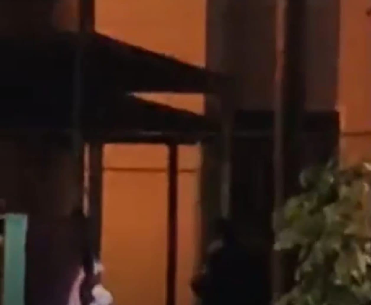 Encuentran supuestamente colgada a persona de un pilar del parque de la colonia Bojórquez en Mérida