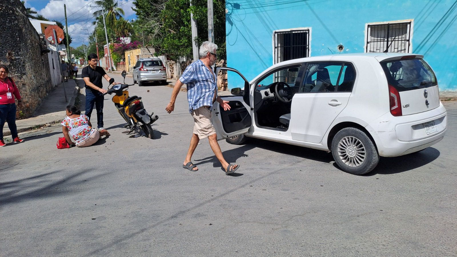 Extranjero choca a mujer en Seyé / Nunca llegó su seguro / A la motociclista le negaron atención médica en Acanceh