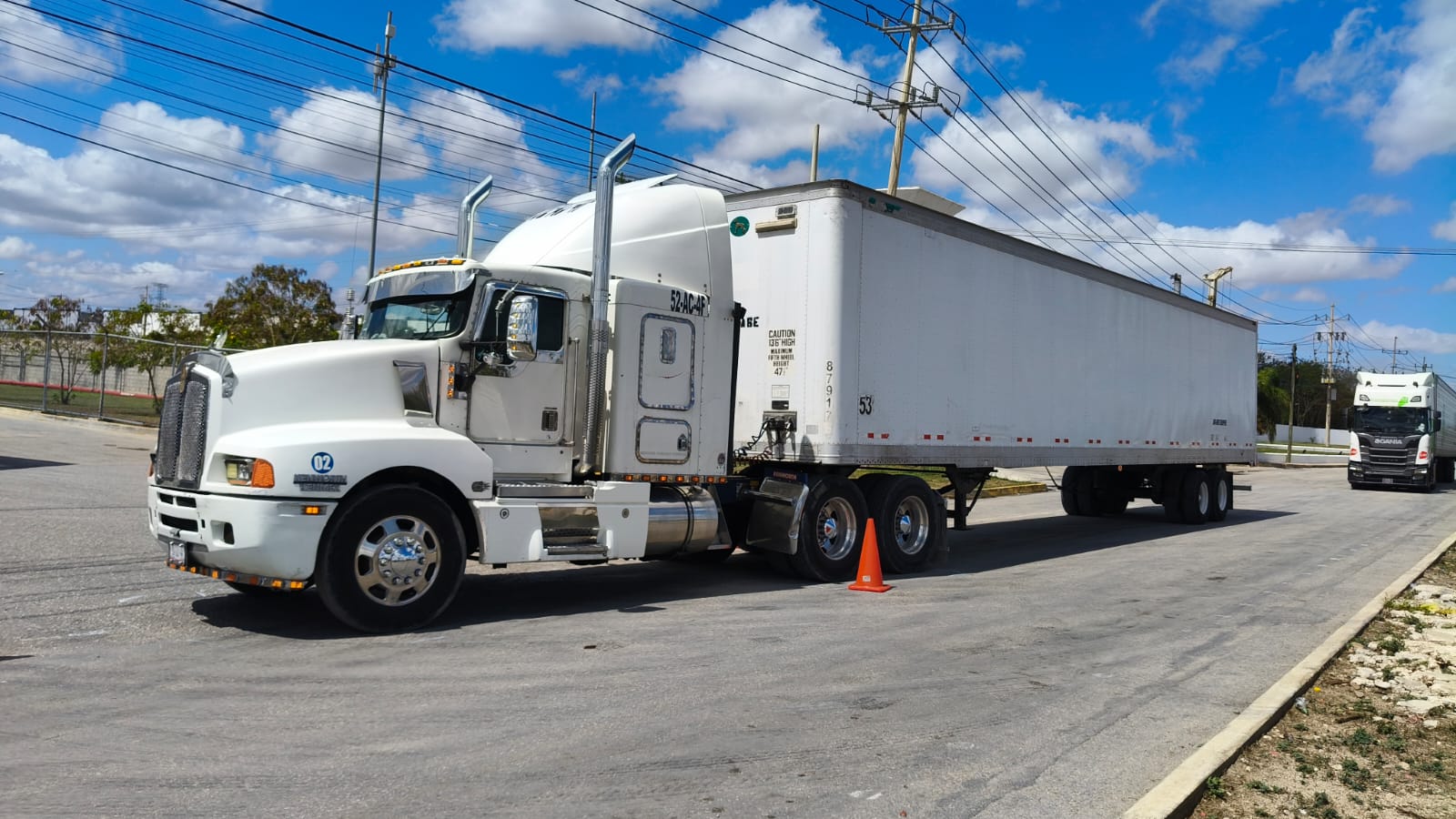 La mañana de este domingo, un vendedor de marquesitas murió al ser atropellado por un tráiler en la lateral del puente de San Pedro Nohpat, en Kanasín