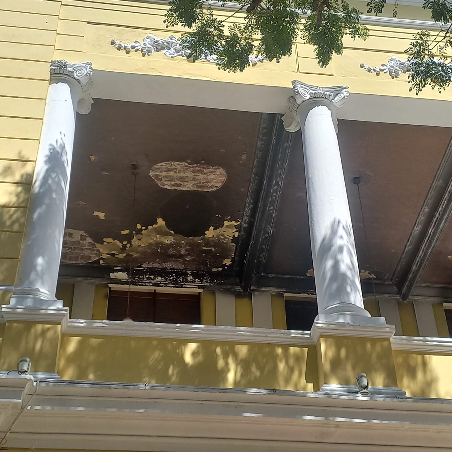 El techo del Teatro José Peón Contreras se empieza a desprender a 3.5 años del siniestro que lo dañó