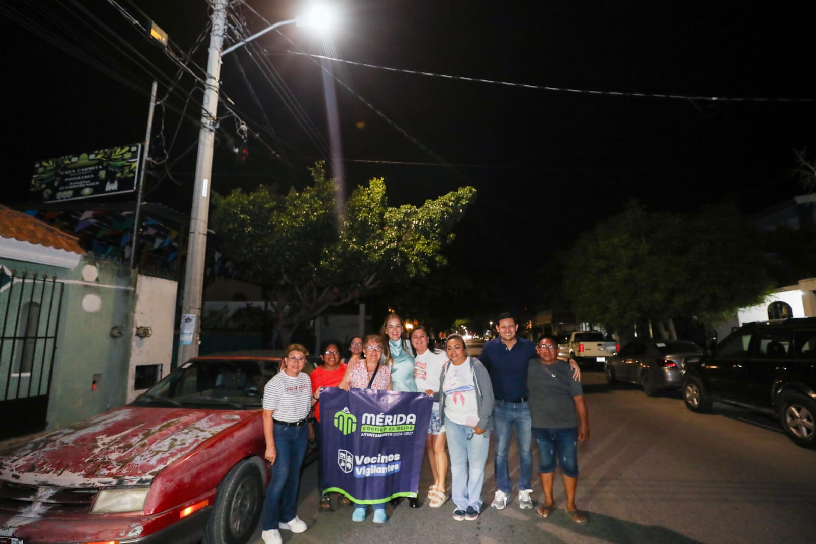 La presidenta municipal Cecilia Patrón Laviada supervisó la instalación de nuevas luminarias LED en el fraccionamiento Francisco de Montejo