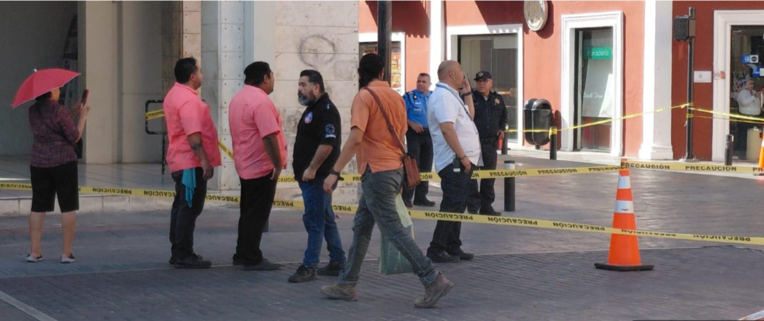 Foto Noticia: Cortocircuito en el centro de Mérida en instalaciones subterráneas de la Comisión Federal de Electricidad