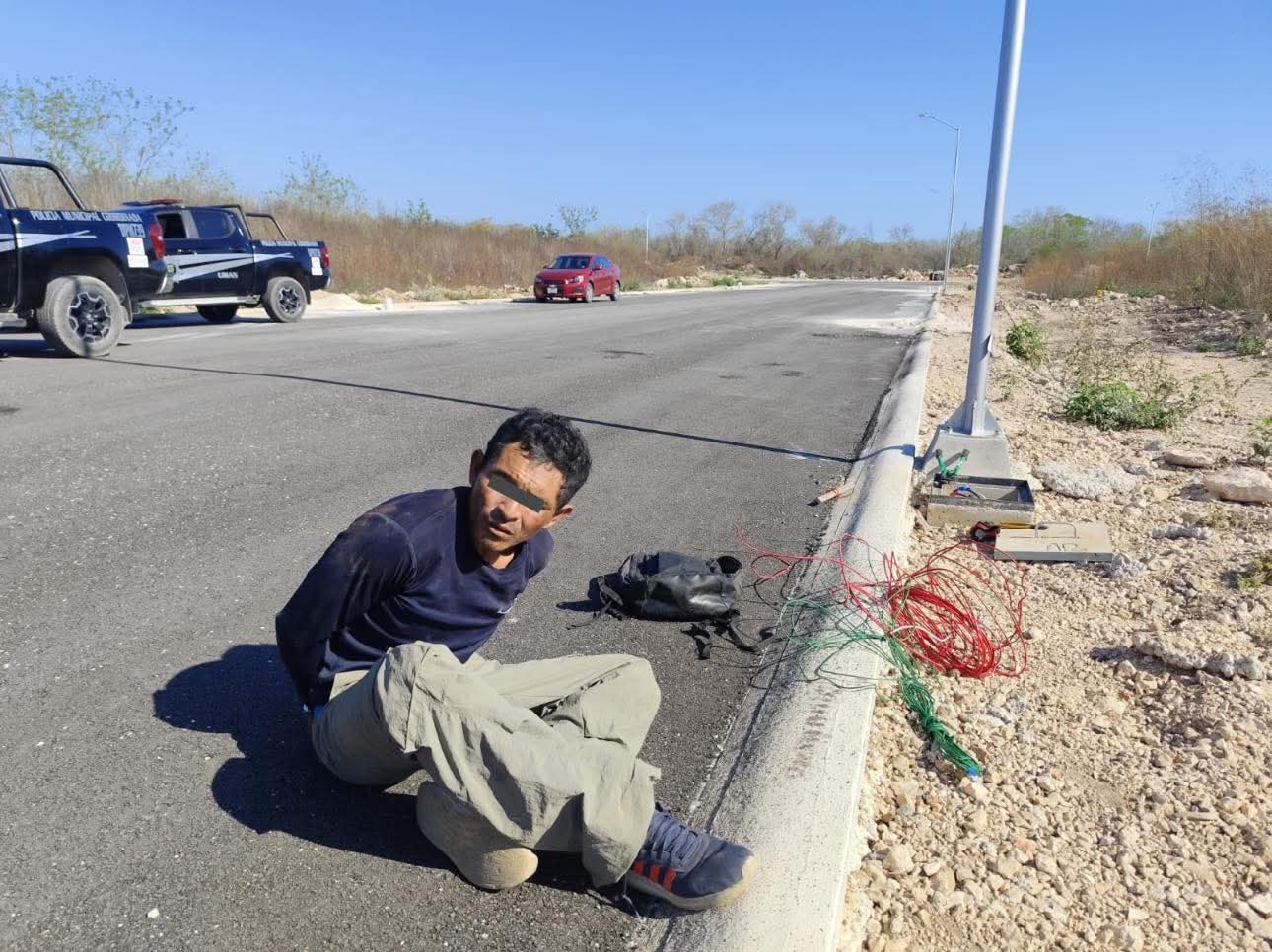 Sorprenden a caco extrayendo cableado de un registro y un poste de alumbrado público en el fraccionamiento Gran Calzada de Umán