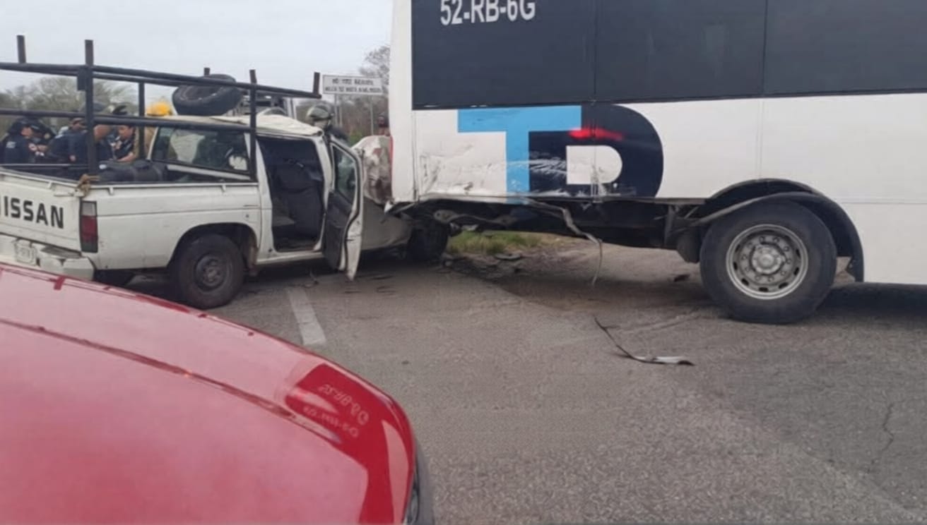 Sobre la carretera Mérida–Cancún, el conductor de una camioneta perdió la vida de manera instantánea tras un brutal impacto