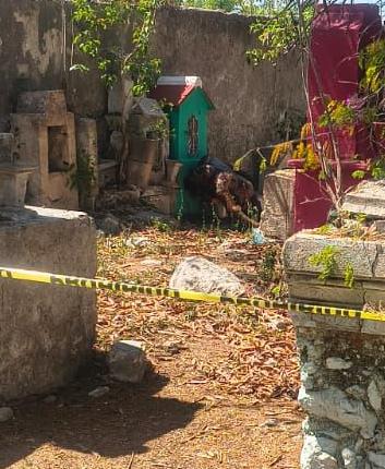 Visitantes del Cementerio General de Mérida alertaron a trabajadores del lugar de la presencia de un cadáver sobre una tumba