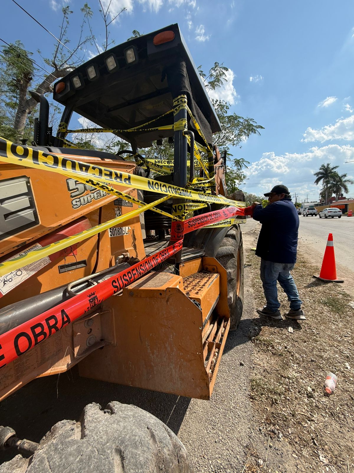 Aseguran maquinaria en Cholul tras un reporte ciudadano de tala de nueve árboles de la especie maculís por construcción de gasolinera