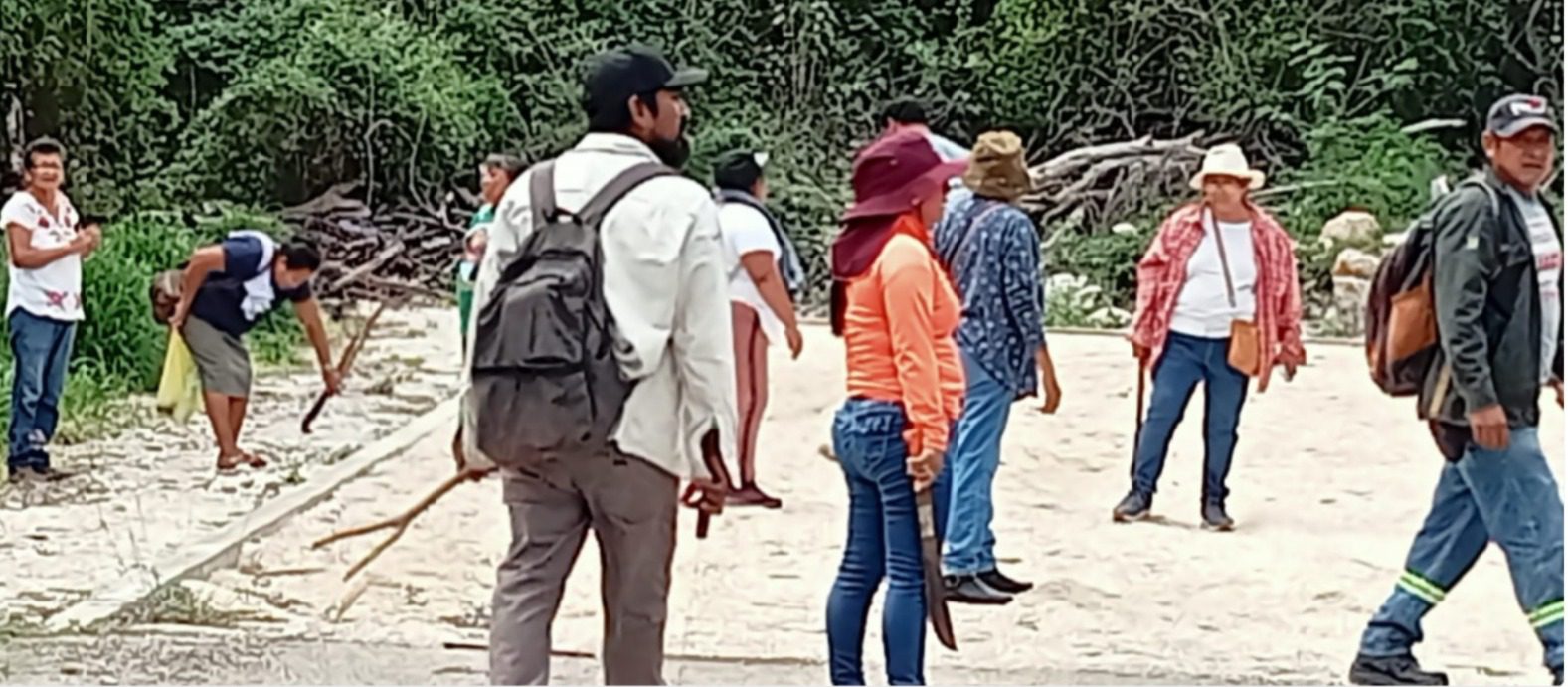 Machete en mano, ejidatarios de Dzununcan acudieron a la Feria Xmatkuil a medir el área de las instalaciones, para exigir un pago por el terreno que ocupa el estacionamiento