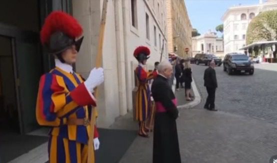 El Papa Prevost no va Estados Unidos luego de amenazas del Pentágono / Trascendidos de una reunión y desencuentro por la visión de la Santa Sede sobre la escalada militarista de la administración Trump