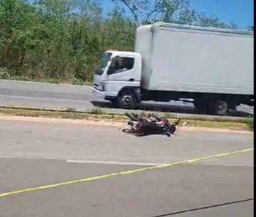 Muere motociclista en brutal choque con camioneta en la carretera Mérida-Valladolid / Quedó tendido en el pavimento a varios metros de su moto