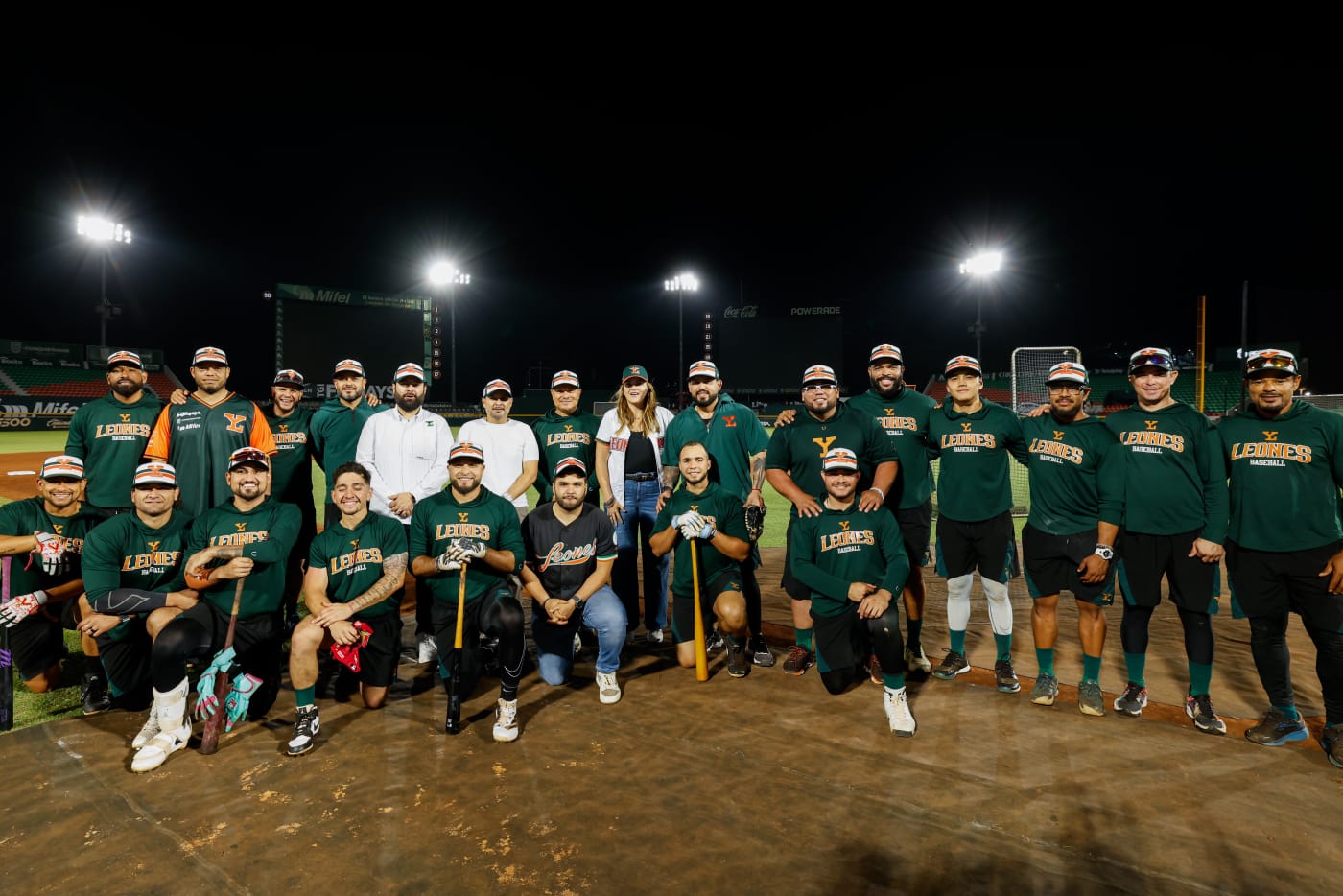 Cecilia Patrón acompaña a los Leones de Yucatán en su última sesión de entrenamiento antes del arranque de la temporada de la LMB