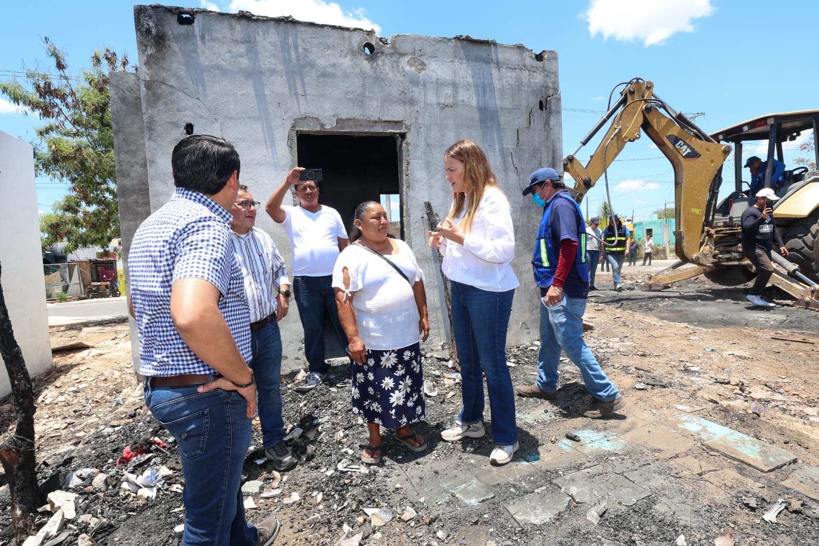 La alcaldesa Cecilia Patrón Laviada inició la rehabilitación y construcción de viviendas para las familias afectadas por incendio en Dzununcán