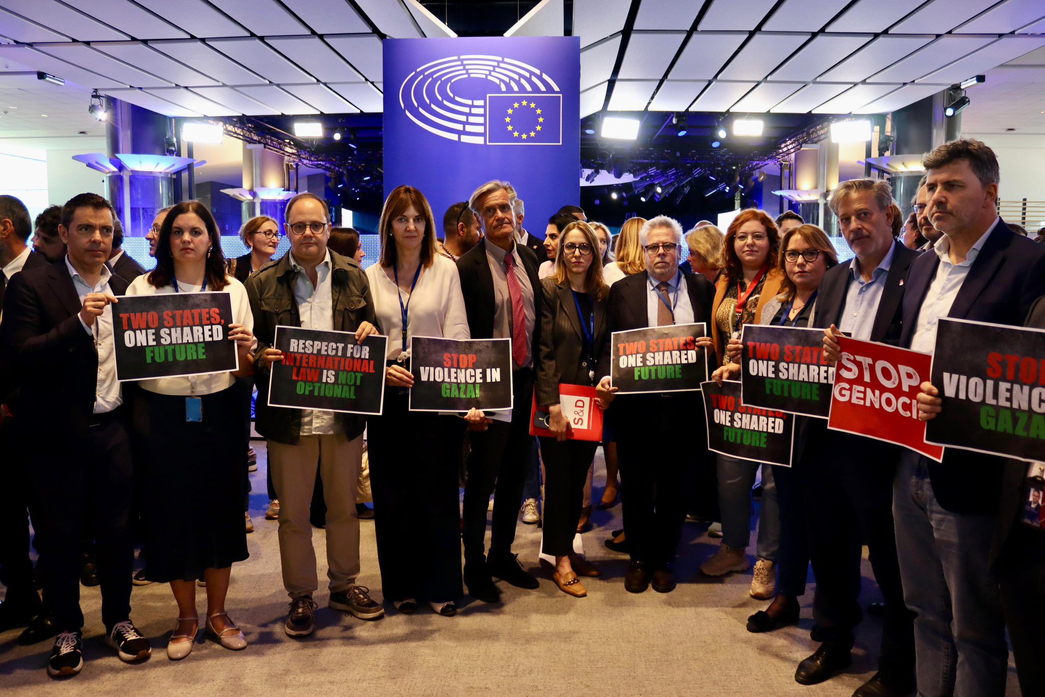 Más de 60 organizaciones humanitarias, de derechos humanos y sindicales piden sancionar a Israel y suspender “Acuerdo de Asociación UE-Israel,” / Sólo falta el voto a favor de Hungría / Riesgo de “gazificación” del conflicto en el Líbano