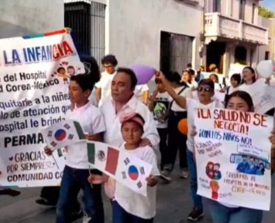 Se manifestaron descendientes de coreanos, padres de familia y trabajadores de salud del Hospital Corea México / Nunca ha estado sobre la mesa cerrarlo, dice el secretario Miguel Alcocer