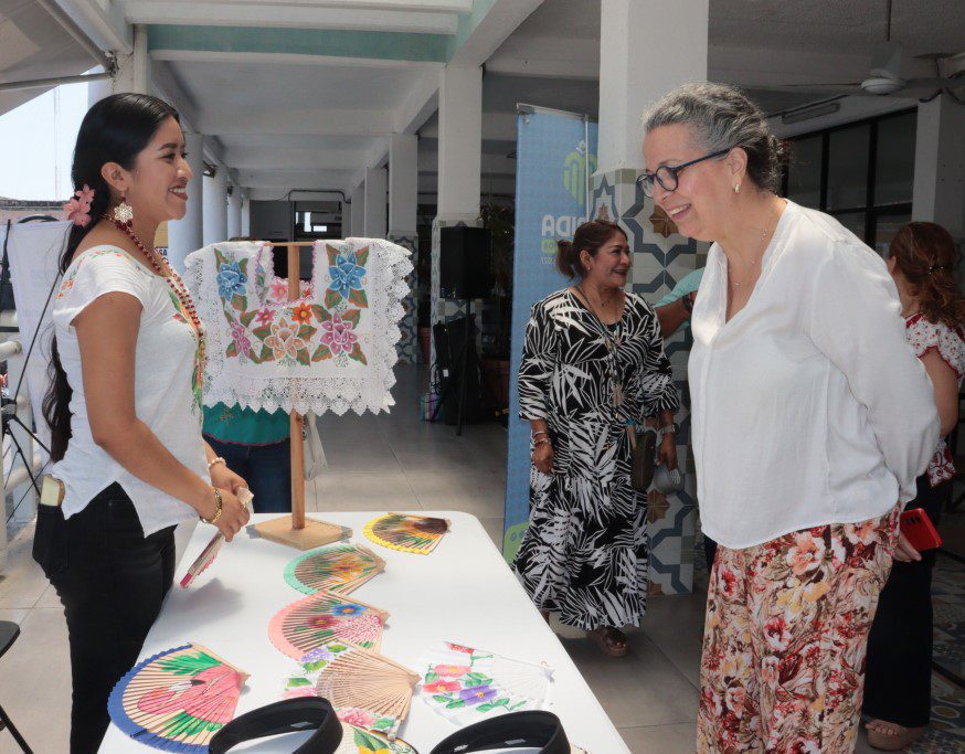 La creatividad de alumnas del Centro Cultural Cholul llega al Mercado Lucas de Gálvez / Bazar artesanal en la “Nueva Placita” con regalos para mamá